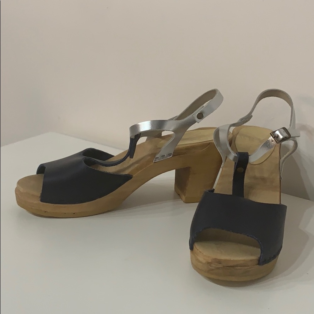 Bryr Wooden Navy & Silver T-Strap Sandals!